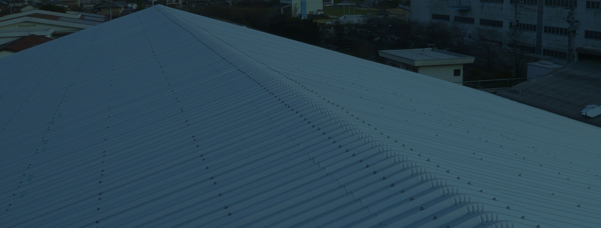 工場・倉庫の劣化したスレート屋根の雨漏りを補修し断熱効果もある防水工事リリーフ工法（カバー工法）を施工した屋根