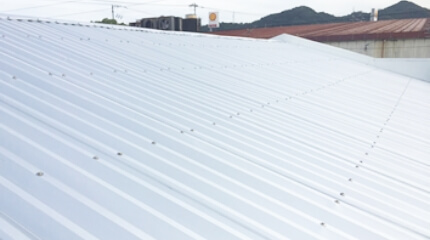 工場・倉庫の劣化したスレート屋根の雨漏りを補修し断熱効果もある防水工事リリーフ工法（カバー工法）を施工し意匠性・美観性を向上させ企業のイメージアップにつなげた屋根