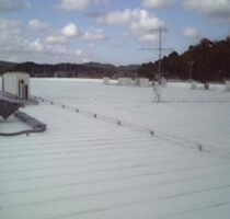 暑さ対策・省エネ対策になる遮熱塗料ミラクールを塗装した工場・倉庫・店舗の金属屋根