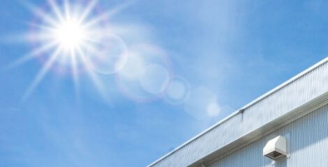 暑さ対策・省エネ対策になる遮熱塗料ミラクールを塗装した工場・倉庫・店舗の高い遮熱効果を示す屋根と太陽