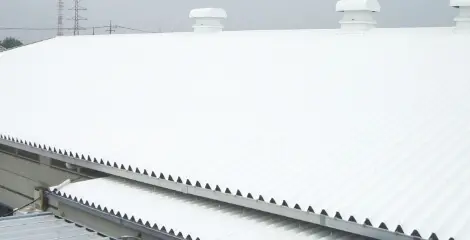 暑さ対策・省エネ対策になる遮熱塗料ミラクールを塗装し、遮熱性能を10年以上キープしている工場・倉庫・店舗の屋根