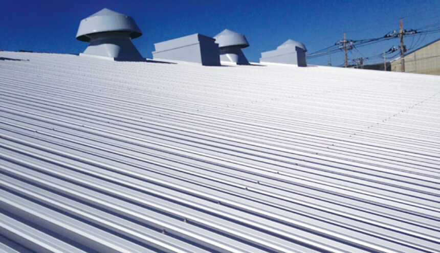 工場・倉庫の劣化したスレート屋根の雨漏りを補修し断熱効果もある防水工事リリーフ工法（カバー工法）を施工し1トンの荷重にも耐える屋根