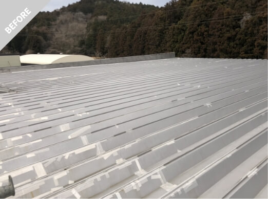 工場・倉庫・店舗の屋上・屋根の劣化や雨漏りを修理する防水工事シームレス工法を塗装する前の劣化した屋根