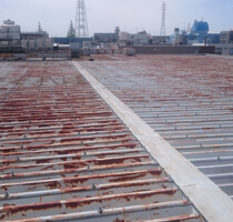 塗装するだけで工場・倉庫・店舗の屋上・屋根の劣化や雨漏りを修理する防水工事シームレス工法が施工可能な金属折板屋根
