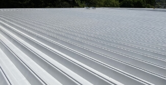 工場・倉庫・店舗の屋上・屋根の劣化や雨漏りを修理する防水工事シームレス工法を塗装した屋根
