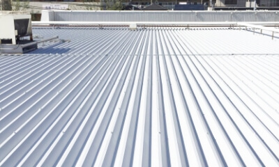 塗装するだけで屋上・屋根の劣化や雨漏りを修理する防水工事シームレス工法と同時施工可能な遮熱塗料ミラクールを施工した工場・倉庫・店舗の屋根