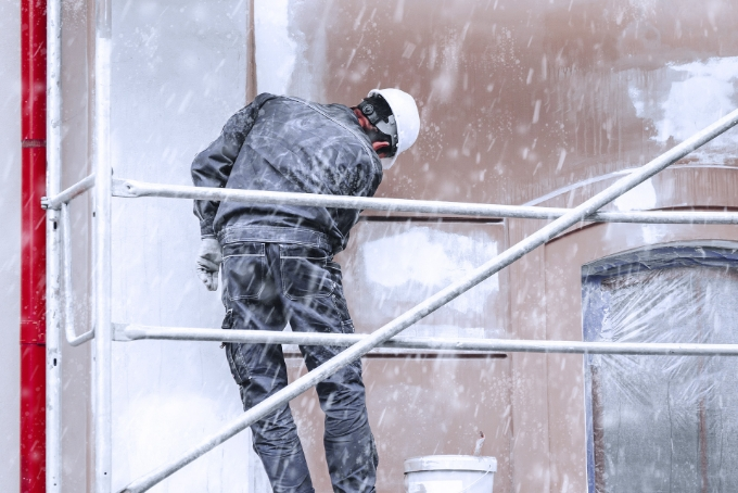 冬に屋根や外壁の塗り替え工事を行う場合に霜や雪を除く作業のイメージ。