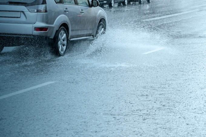 豪雨の中、走る車