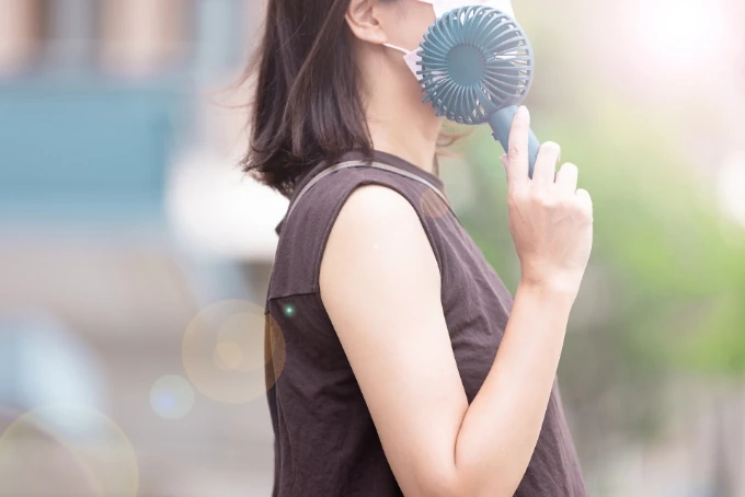 暑い外にいる女性